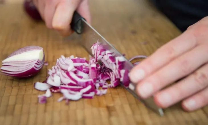 Disa mënyra për të prerë qepët pa ju lotuar sytë