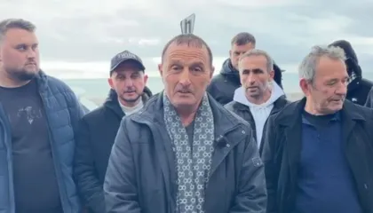 Dita e pestë e protestës, vijon përplasja e banorëve të Rrjollit me policinë: Haku jonë e ka vra gjyqtarin…do t’i vrasim të gjithë