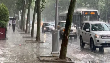 Dita e sotme me vranësira, reshje shiu dhe shtrëngata