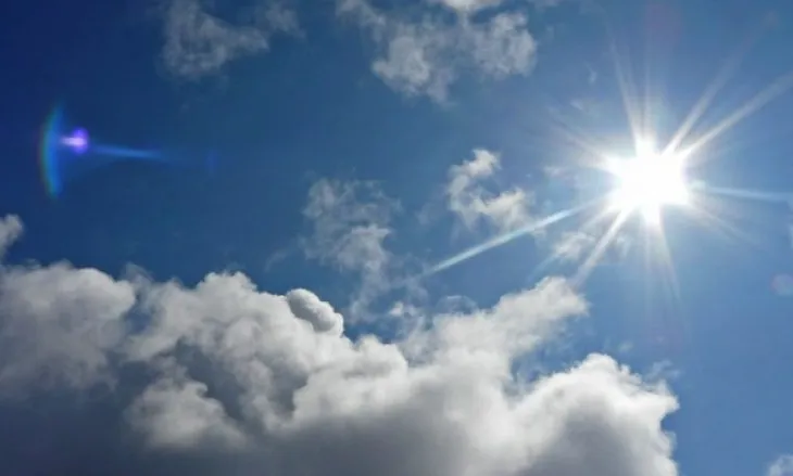 Ditë me diell, rriten temperaturat, njihuni me parashikimin e motit për sot