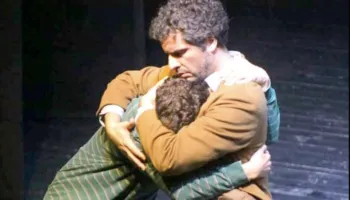 “Djali” një dramë e fuqishme familjare në Teatrin Eksperimental, në qendër të shfaqjes është historia e një adoleshenti