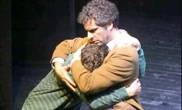 “Djali” një dramë e fuqishme familjare në Teatrin Eksperimental, në qendër të shfaqjes është historia e një adoleshenti