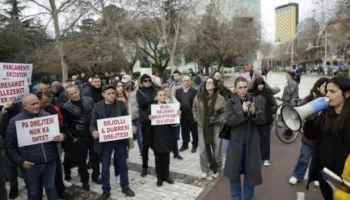 “Do t’i vijë dita”/ Qytetarët dhe banorët e Rrjollit, me pankarta në duar para parlamentit: Belinda Balluku kriminele