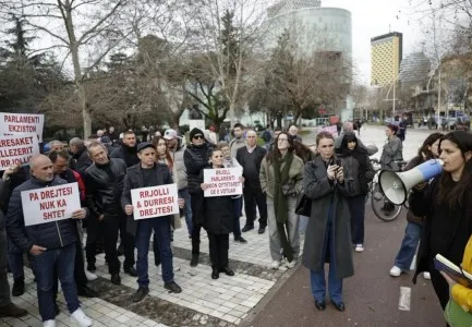 “Do t’i vijë dita”/ Qytetarët dhe banorët e Rrjollit, me pankarta në duar para parlamentit: Belinda Balluku kriminele