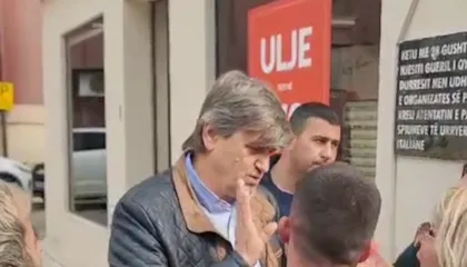 Do u shemben banesat! Banorët rrethojnë kreun e IMT-së Durrës, i marrin dosjen: Hajdut, turp… turp