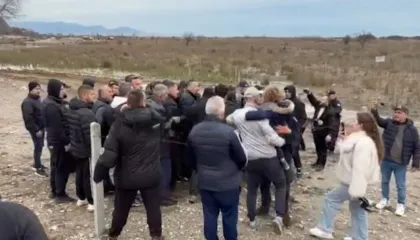 “Do vdesim këtu”! Banorët e Rrjollit përplasen me policinë dhe bllokojnë punimet, qëllojnë me gurë fadromat