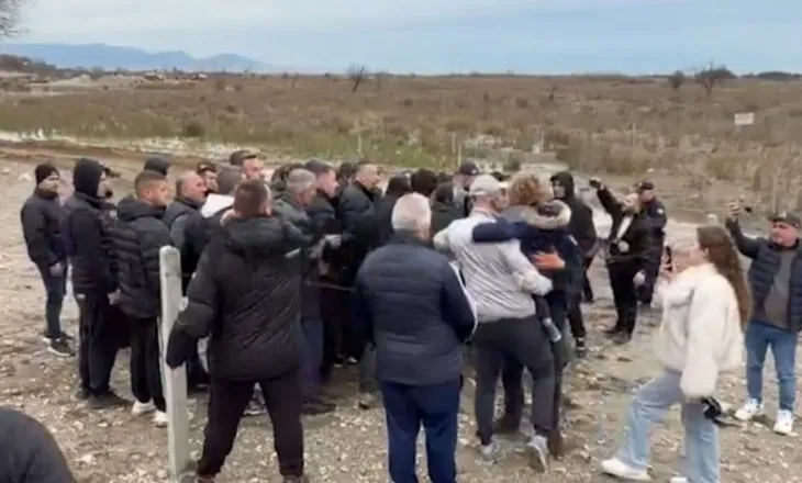 “Do vdesim këtu”! Banorët e Rrjollit përplasen me policinë dhe bllokojnë punimet, qëllojnë me gurë fadromat