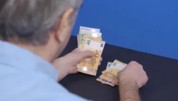 Dobësimi i euros e dollarit goditi kursimet e shqiptarëve/ Në qershor depozitat në banka arritën në 14.8 mld €