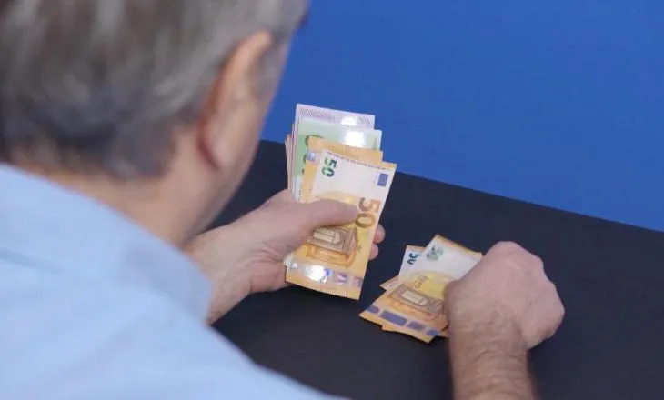 Dobësimi i euros e dollarit goditi kursimet e shqiptarëve/ Në qershor depozitat në banka arritën në 14.8 mld €