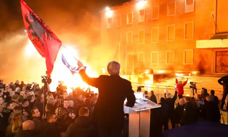 “Dorëhëqje hajdutëve!” Opozita rikthehet sot në shesh, fton qytetarët në protestën kombëtare