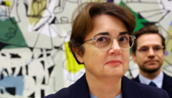 Dorëhiqet drejtoresha e Luvrit pas vjedhjes spektakolare të stolive të kurorës franceze. Reagon Macron