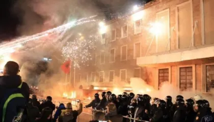 “Dorëzoni kapelet, kaloni në anën e qytetarëve”, protestuesit ftojnë efektivët