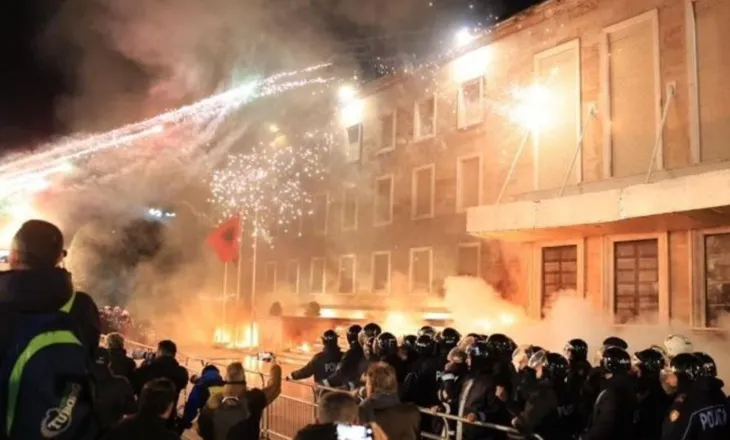 “Dorëzoni kapelet, kaloni në anën e qytetarëve”, protestuesit ftojnë efektivët