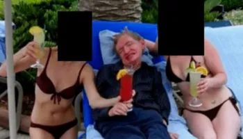 Dosja Epstein, shkencëtari Stephen Hawking shfaqet mes dy vajzave me bikini