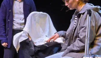 Drama “Djali” në skenë, një rrëfim i dhimbshëm për dashurinë, fajësinë dhe rëndësinë e komunikimit