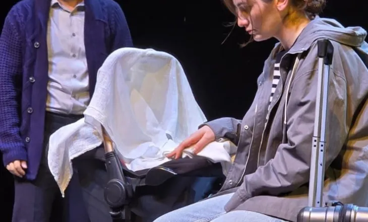 Drama “Djali” në skenë, një rrëfim i dhimbshëm për dashurinë, fajësinë dhe rëndësinë e komunikimit