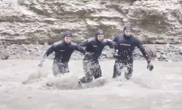 Dramë në lumin Osum/ Hyri për të ndihmuar RENEA-n por mbeti i bllokuar, shpëtohet i riu, vijojnë kërkimet për 42 vjeçarin e zhdukur