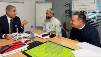 Drejt playoff-it të Botërorit, trajneri Sylvinho dhe stafi teknik ndjekin nga afër futbollistët kuqezinj