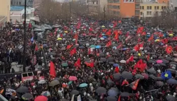 “Drejtësi, jo politikë”! Marshim në mbështetje të ish-krerëve të UÇK-së në Kosovë, “pushtohet” sheshi në Prishtinë
