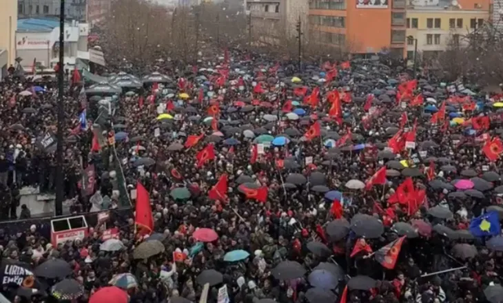 “Drejtësi, jo politikë”! Marshim në mbështetje të ish-krerëve të UÇK-së në Kosovë, “pushtohet” sheshi në Prishtinë