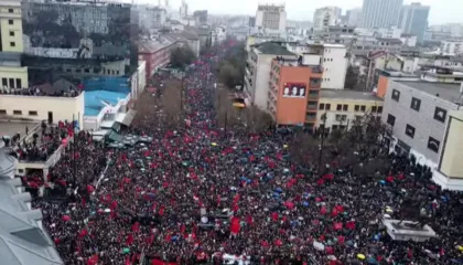 “Drejtësi, jo politikë”, mijëra qytetarë në Prishtinë tubim në mbështetje të UÇK. Osmani, Balla e Ahmeti të pranishëm