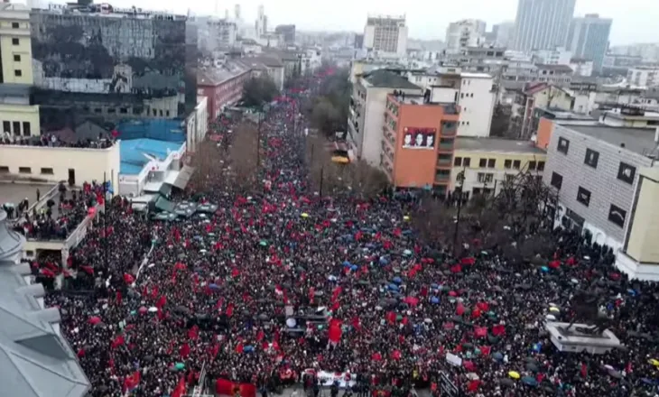 “Drejtësi, jo politikë”, mijëra qytetarë në Prishtinë tubim në mbështetje të UÇK. Osmani, Balla e Ahmeti të pranishëm