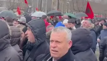 ”Drejtësi, jo politikë”, prefekti Shkëlqim Hajdari në manifestim masiv në Prishtinë: Liri për çlirimtarët