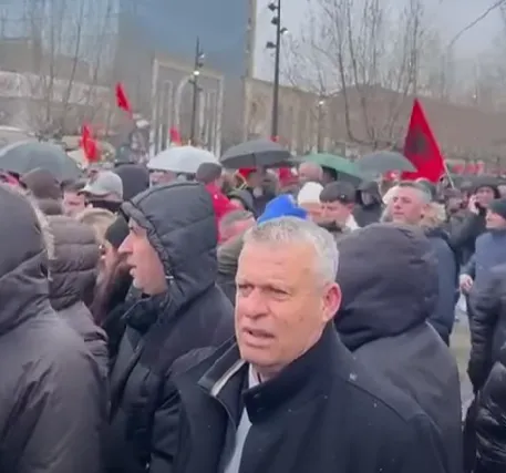 ”Drejtësi, jo politikë”, prefekti Shkëlqim Hajdari në manifestim masiv në Prishtinë: Liri për çlirimtarët