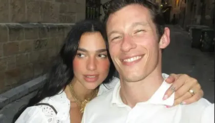 Dua Lipa dhe Callum Turner drejt altarit? Ja lëvizja e çiftit