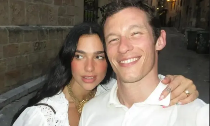Dua Lipa dhe Callum Turner drejt altarit? Ja lëvizja e çiftit