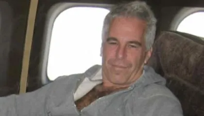 “Dua të të shoh të veshur si “Borë Bardha”, zbulohen të tjera dokumente tronditëse për Epstein