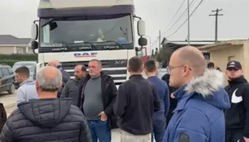 “Duam rrugë, jo premtime”/ Banorët e Luzit vijojnë protestat