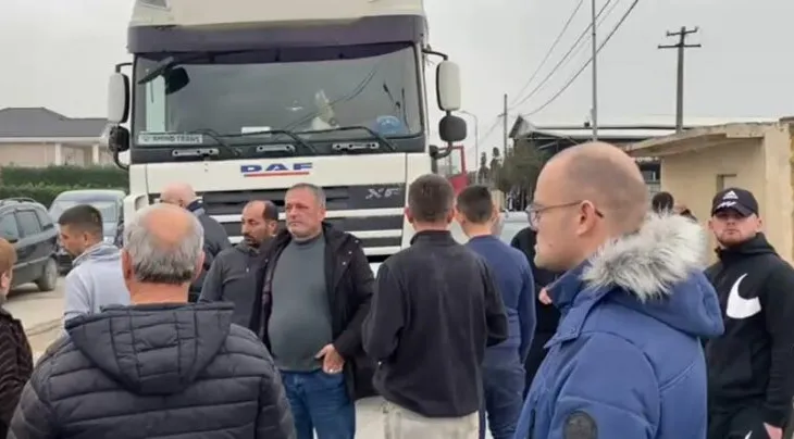 “Duam rrugë, jo premtime”/ Banorët e Luzit vijojnë protestat