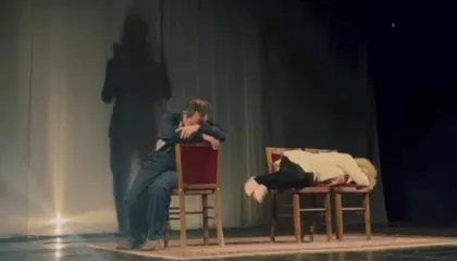 “Duke pritur djalin”, drama e një familjeje në epokën e Inteligjencës Artificiale në skenën teatrore