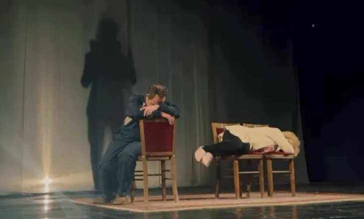 “Duke pritur djalin”, drama e një familjeje në epokën e Inteligjencës Artificiale në skenën teatrore