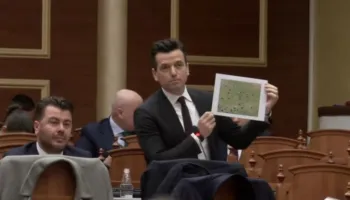 “Durana Park, një skemë mashtrimi”, Shehaj nxjerr foton në Kuvend: Realiteti është një fushë me lopë!