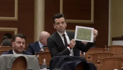 “Durana Park, një skemë mashtrimi”, Shehaj nxjerr foton në Kuvend: Realiteti është një fushë me lopë!