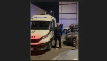 Durim Bami mbërrin në Shqipëri, shoqërohet nga Rinasi drejt IEVP