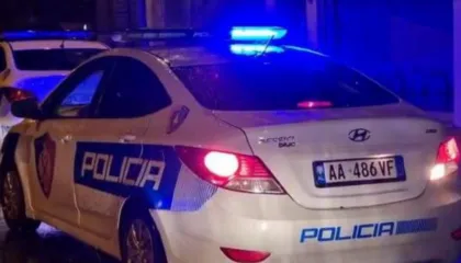 Durrës/ Babai kërcënon vajzën me thikë dhe më pas qëllon veten