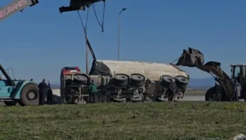 Durrës/ Përmbyset në zonën e Porto Romanos kamioni i ngarkuar me gurë