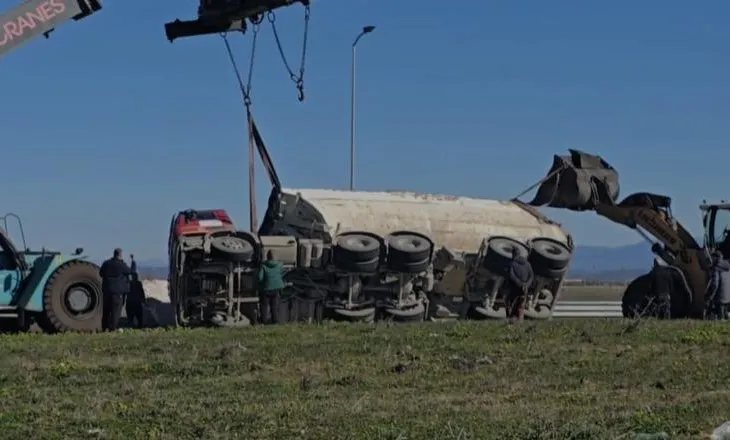 Durrës/ Përmbyset në zonën e Porto Romanos kamioni i ngarkuar me gurë