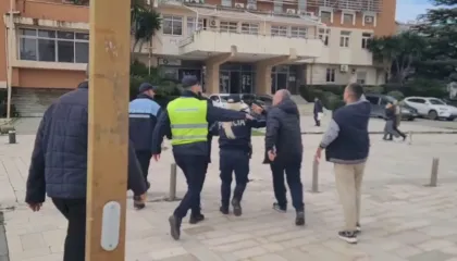 Durrës/ Qytetarët e prekur nga projekti TID ndjekin kryetarin e Këshillit të Qarkut, policia e shoqëron drejt bashkisë