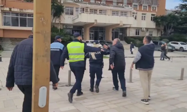 Durrës/ Qytetarët e prekur nga projekti TID ndjekin kryetarin e Këshillit të Qarkut, policia e shoqëron drejt bashkisë