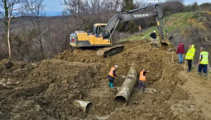 Durrësi rrezikon të mbetet pa ujë të pijshëm/ Defekt i rëndë në tubacion pas rrëshqitjes së dherave, ja zonat që mund të preken