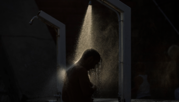 Dushi në errësirë: Trendi i ri që mund të përmirësojë gjumin