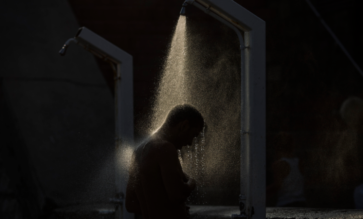 Dushi në errësirë: Trendi i ri që mund të përmirësojë gjumin