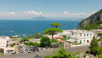 DW: Italia frenon turizmin masiv, vendosen kufizime në Kapri