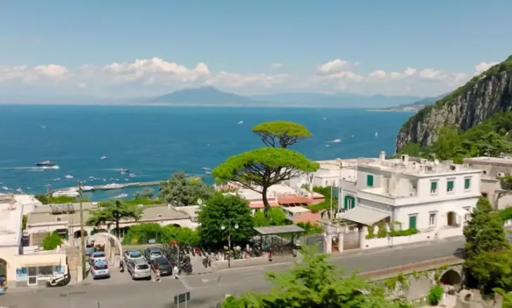 DW: Italia frenon turizmin masiv, vendosen kufizime në Kapri