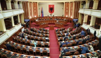 Dy interpelanca me ministren Kumbaro, seancë pyetje–përgjigje me ministren Sala/ Nis seanca plenare