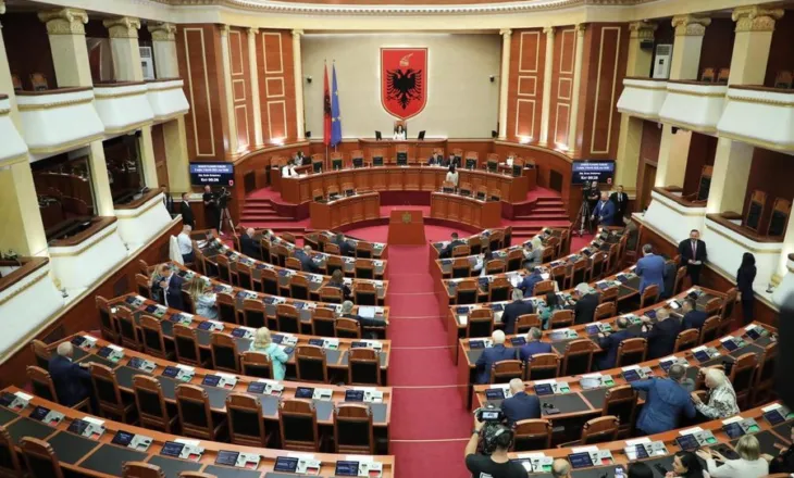 Dy interpelanca me ministren Kumbaro, seancë pyetje–përgjigje me ministren Sala/ Nis seanca plenare